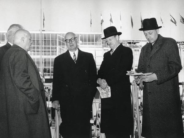 Fiera di Milano - Campionaria 1957 - Visita dell'ambasciatore belga il barone Van der Elst e dell'ambasciatore inglese Ashley Clarke