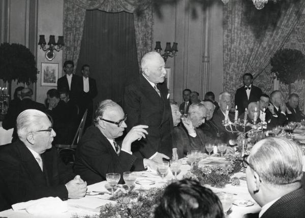 Fiera di Milano - Campionaria 1957 - Visita dell'ambasciatore belga il barone Van der Elst - Discorso del presidente Tommaso Gallarati Scotti