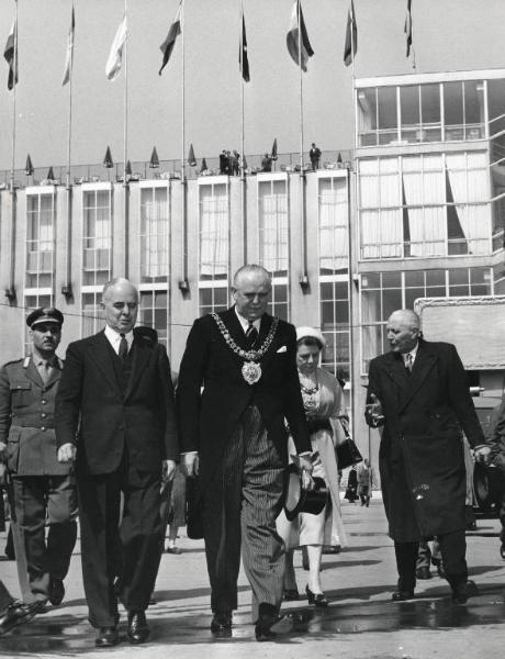 Fiera di Milano - Campionaria 1957 - Visita del sindaco di Manchester Harry Sharp