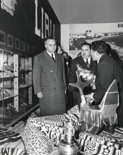 Fiera di Milano - Campionaria 1957 - Visita del ministro del commercio estero Bernardo Mattarella