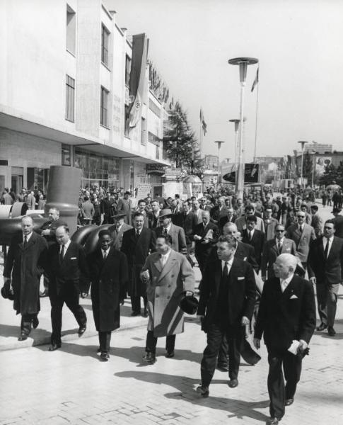 Fiera di Milano - Campionaria 1957 - Visita del ministro della Francia d'Oltremare Hamacoun Dejko e del presidente del "Comité Franco-italien de Coopération Economique" Pierre Abelin