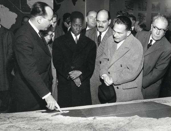 Fiera di Milano - Campionaria 1957 - Visita del ministro della Francia d'Oltremare Hamacoun Dejko e del presidente del "Comité Franco-italien de Coopération Economique" Pierre Abelin