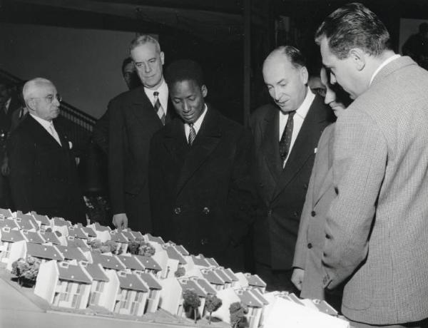 Fiera di Milano - Campionaria 1957 - Visita del ministro della Francia d'Oltremare Hamacoun Dejko e del presidente del "Comité Franco-italien de Coopération Economique" Pierre Abelin