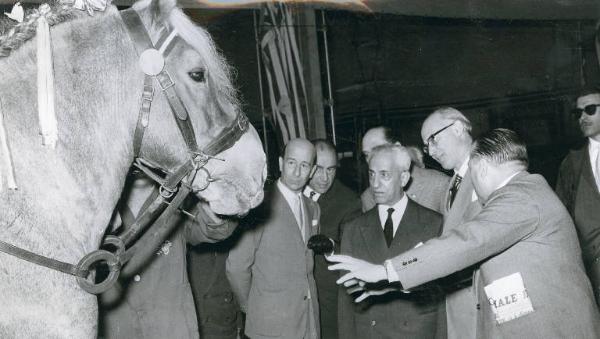 Fiera di Milano - Campionaria 1957 - Visita del presidente della Fiat Vittorio Valletta