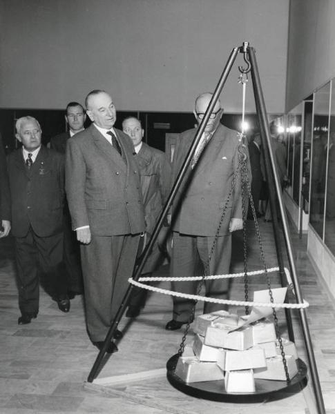 Fiera di Milano - Campionaria 1957 - Visita del ministro dell'economia della Baviera Otto Berold