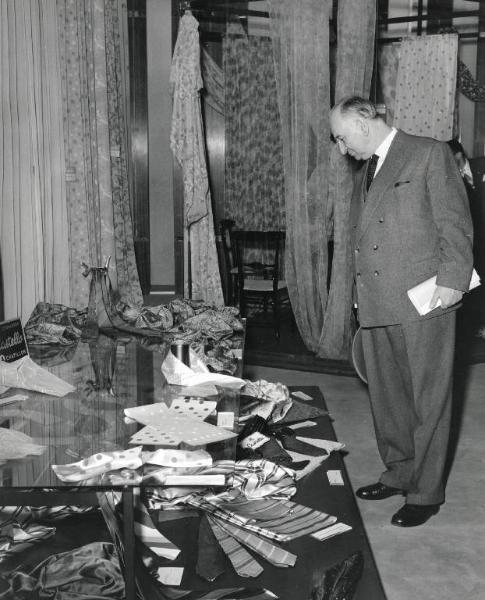 Fiera di Milano - Campionaria 1957 - Visita del ministro dell'economia della Baviera Otto Berold