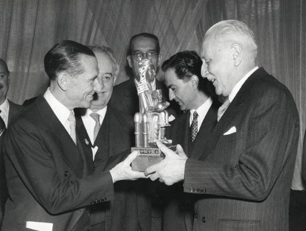 Fiera di Milano - Campionaria 1957 - Consegna di statuetta della Vergine di Montserrat al presidente Tommaso Gallarati Scotti donata dalla Fiera di Barcellona