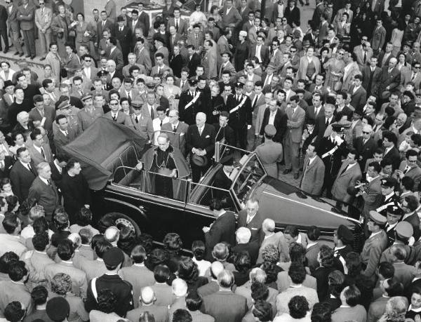 Fiera di Milano - Campionaria 1957 - Visita dell'arcivescovo di Milano Giovanni Battista Montini (poi, Papa Paolo VI)