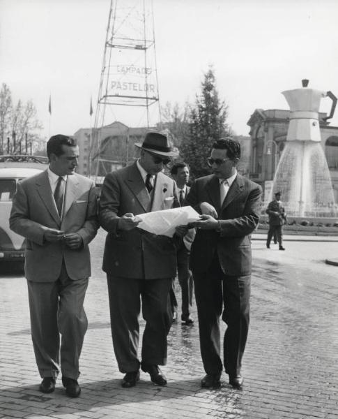 Fiera di Milano - Campionaria 1957 - Visita dell'onorevole Mario Scelba