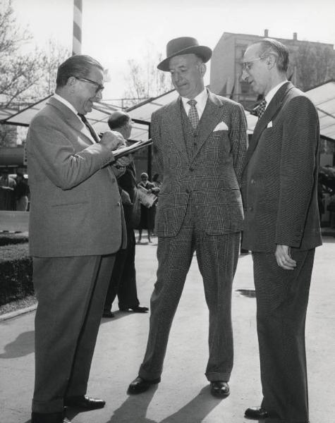 Fiera di Milano - Campionaria 1957 - Visita del presidente della RAI Antonio Carrelli