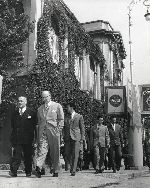 Fiera di Milano - Campionaria 1957 - Visita del ministro delle poste e telecomunicazioni Giovanni Braschi