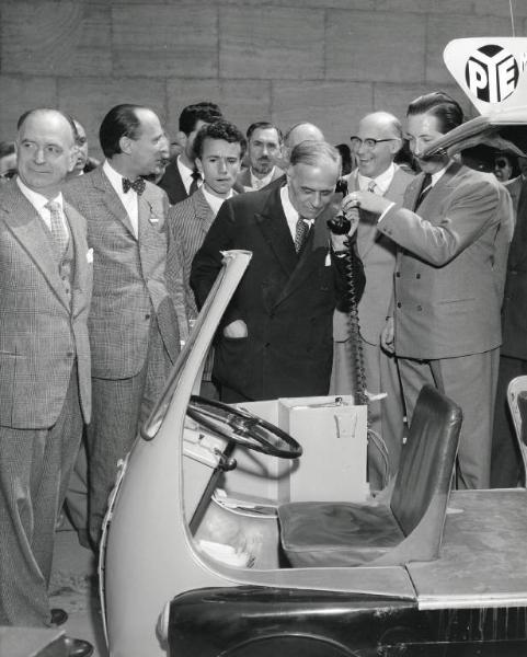 Fiera di Milano - Campionaria 1957 - Visita del ministro delle poste e telecomunicazioni Giovanni Braschi