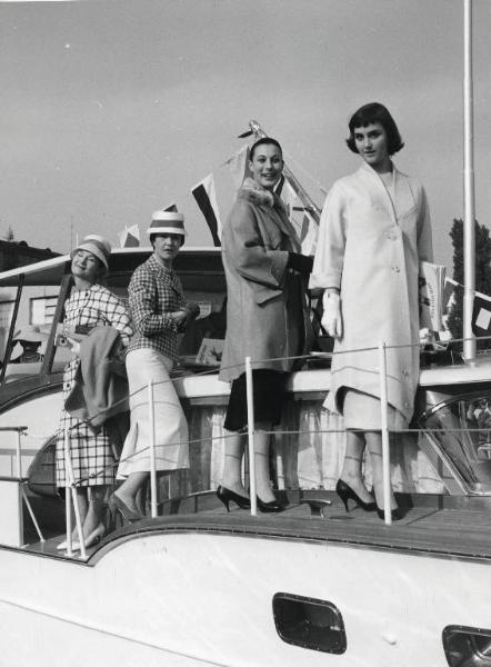 Fiera di Milano - Campionaria 1957 - Set fotografico della rivista "Costume" - Fotomodelle