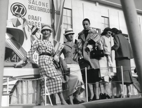 Fiera di Milano - Campionaria 1957 - Set fotografico della rivista "Costume" - Fotomodelle