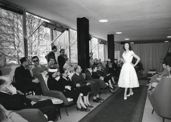 Fiera di Milano - Campionaria 1957 - Palazzo dell'abbigliamento - Sfilata di moda