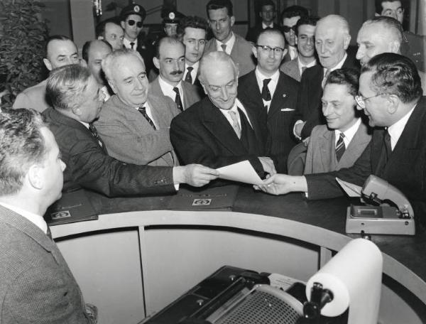 Fiera di Milano - Campionaria 1957 - Visita del Presidente del Consiglio Antonio Segni