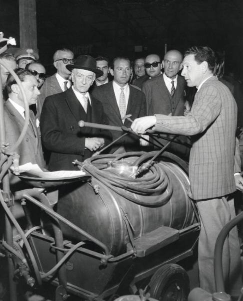 Fiera di Milano - Campionaria 1957 - Visita del Presidente del Consiglio Antonio Segni