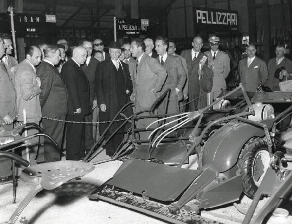 Fiera di Milano - Campionaria 1957 - Visita del Presidente del Consiglio Antonio Segni