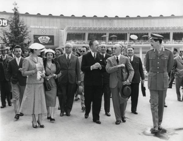 Fiera di Milano - Campionaria 1957 - Visita dell'onorevole Giuseppe Pella