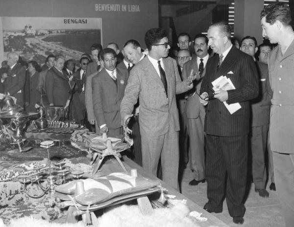 Fiera di Milano - Campionaria 1957 - Visita dell'onorevole Giuseppe Pella