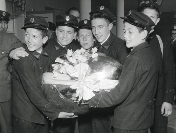 Fiera di Milano - Campionaria 1957 - Visita dei ragazzi dell'istituzione di assistenza milanese Martinitt