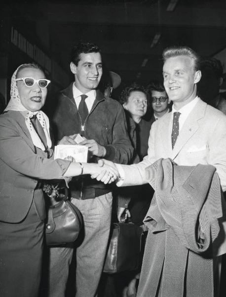 Fiera di Milano - Campionaria 1957 - Visita della soubrette Wanda Osiris e del calciatore svedese Skoglund Lennart