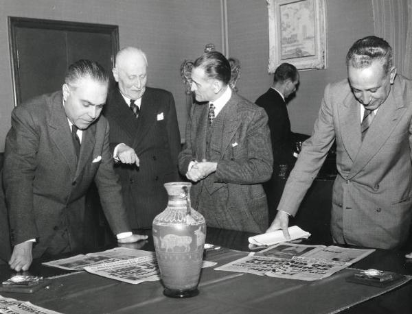 Fiera di Milano - Campionaria 1957 - Visita del ministro del commercio estero Bernardo Mattarella