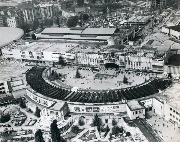 Fiera di Milano - Campionaria 1957 - Veduta aerea - Piazza Italia - Palazzo emiciclo