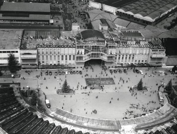 Fiera di Milano - Campionaria 1957 - Piazza Italia e palazzo delle nazioni - Veduta aerea