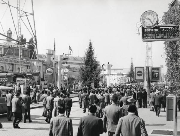 Fiera di Milano - Campionaria 1957 - Viale dell'industria