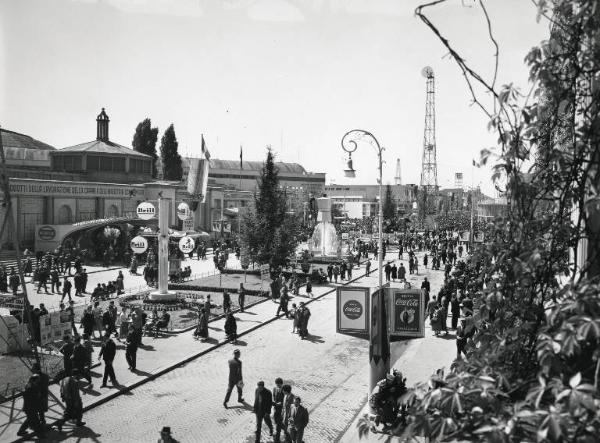 Fiera di Milano - Campionaria 1957 - Viale dell'industria