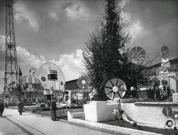 Fiera di Milano - Campionaria 1957 - Viale dell'industria - Installazioni pubblicitarie