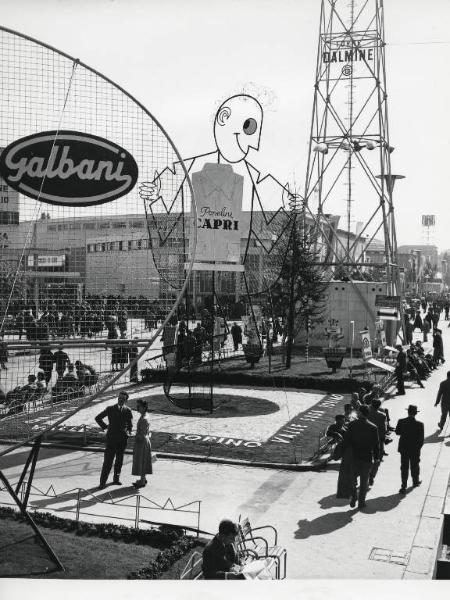 Fiera di Milano - Campionaria 1957 - Viale dell'industria - Installazioni pubblicitarie