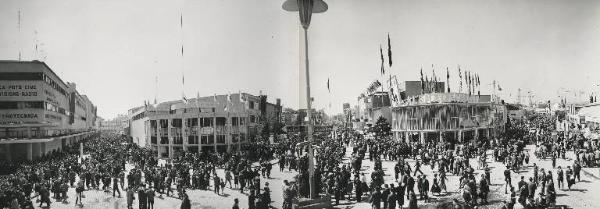 Fiera di Milano - Campionaria 1957 - Largo nazioni - Viale della tecnica - Viale dell'industria - Viale del commercio - Veduta panoramica