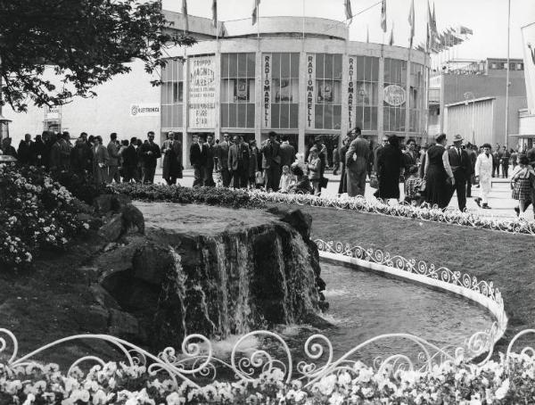 Fiera di Milano - Campionaria 1957 - Padiglione della Magneti Marelli - Veduta esterna - Fontana