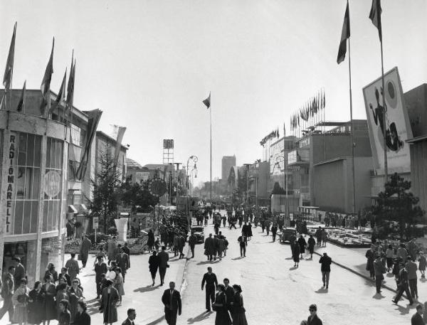 Fiera di Milano - Campionaria 1957 - Viale dell'industria