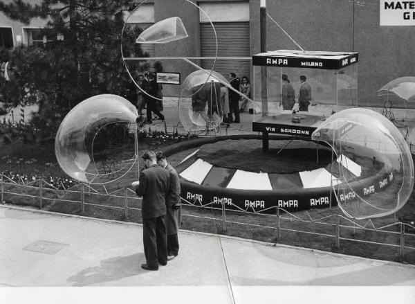 Fiera di Milano - Campionaria 1957 - Area espositiva all'aperto della ditta AMPA (Articoli materie plastiche ed affini)