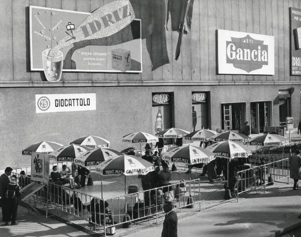 Fiera di Milano - Campionaria 1957 - Padiglione del giocattolo e area di riposo pubblicizzata dalla Carpano