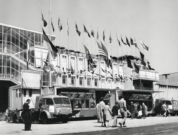 Fiera di Milano - Campionaria 1957 - Palazzo delle nazioni - Mostra rassegna dell'atomo per la pace