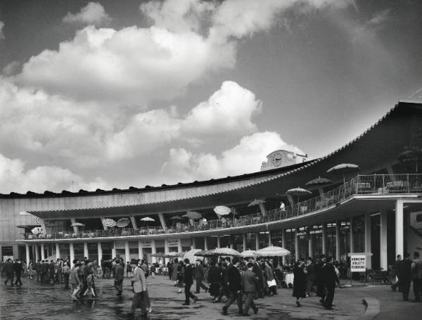 Fiera di Milano - Campionaria 1957 - Piazza Italia - Palazzo emiciclo - Visitatori