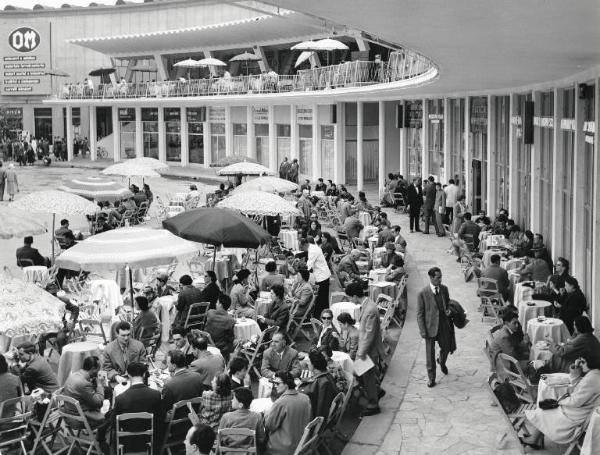 Fiera di Milano - Campionaria 1957 - Piazza Italia - Palazzo emiciclo - Ristorante all'aperto