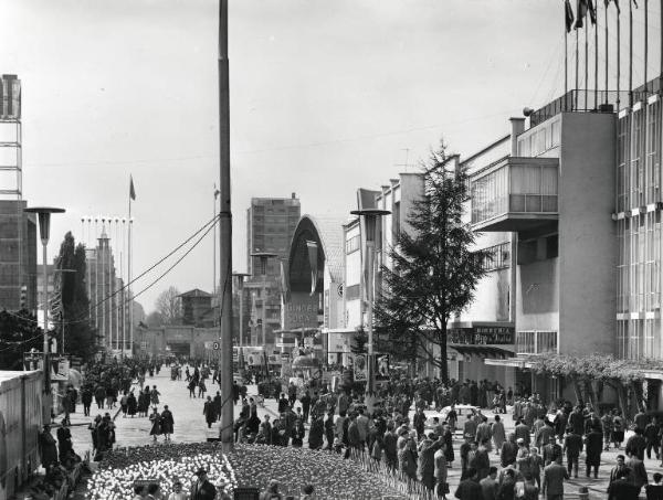 Fiera di Milano - Campionaria 1957 - Viale dell'industria