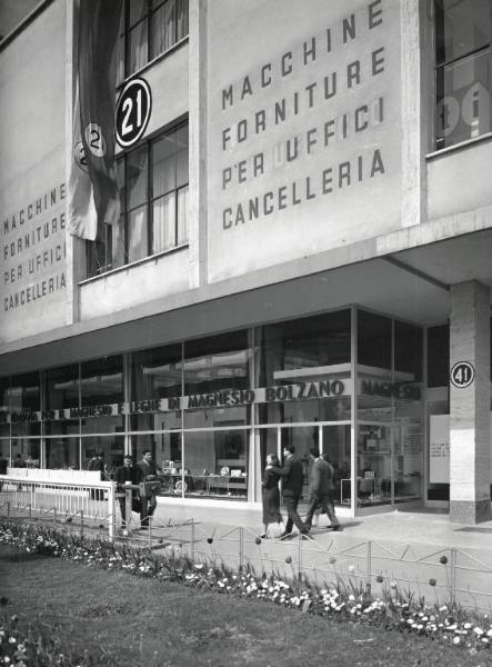 Fiera di Milano - Campionaria 1957 - Padiglione macchine e forniture per uffici e uffici tecnici, cancelleria e mobili per ufficio e padiglione della Società Italiana per il Magnesio e Leghe del Magnesio - Veduta esterna