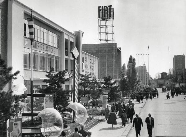 Fiera di Milano - Campionaria 1957 - Viale dell'industria - Padiglione delle materie plastiche e padiglione della Fiat