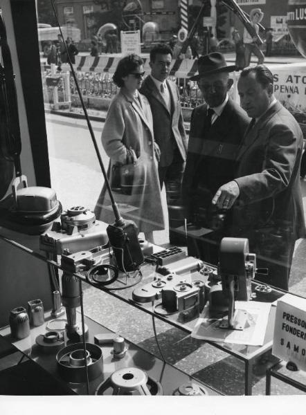 Fiera di Milano - Campionaria 1957 - Vetrina espositiva - Visitatori