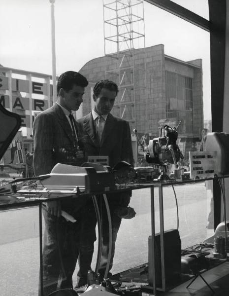 Fiera di Milano - Campionaria 1957 - Vetrina espositiva - Visitatori