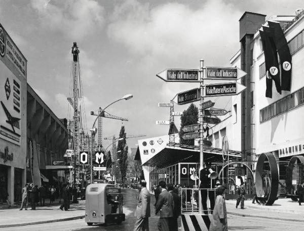 Fiera di Milano - Campionaria 1957 - Viale della siderurgia - Installazione segnaletica con vigile