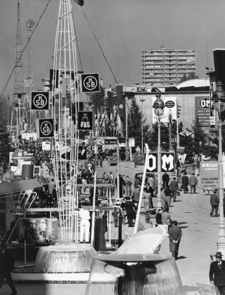 Fiera di Milano - Campionaria 1957 - Viale dell'industria - Installazione pubblicitaria della SKB