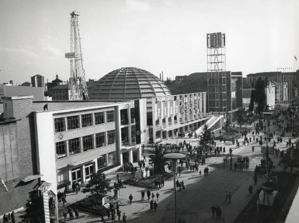 Fiera di Milano - Campionaria 1957 - Viale dell'industria