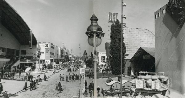 Fiera di Milano - Campionaria 1957 - Viale dell'industria - Veduta panoramica